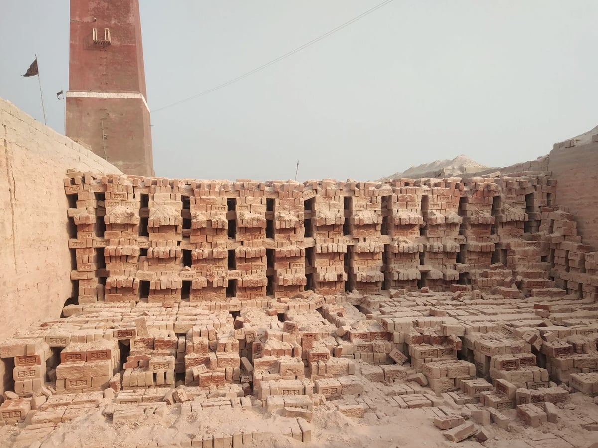Forno de queima de cerâmica em ambiente de fábrica de barro cozido
